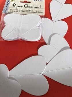 Hvid papir gurilande med hjerter