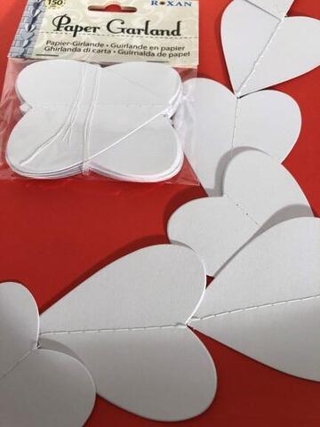 Hvid papir gurilande med hjerter
